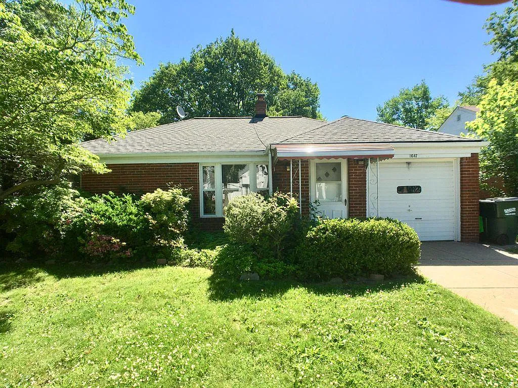 1647 Longwood Dr photo 1