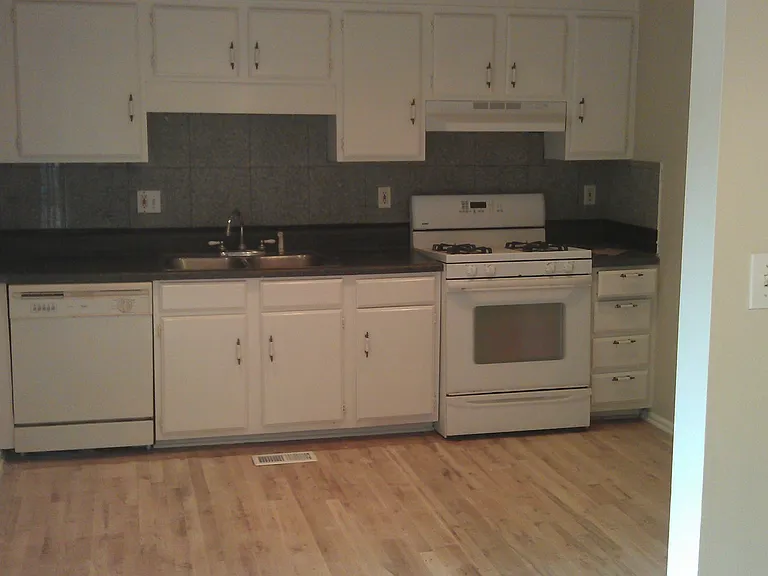 451 Camden Cir — Photo 9
