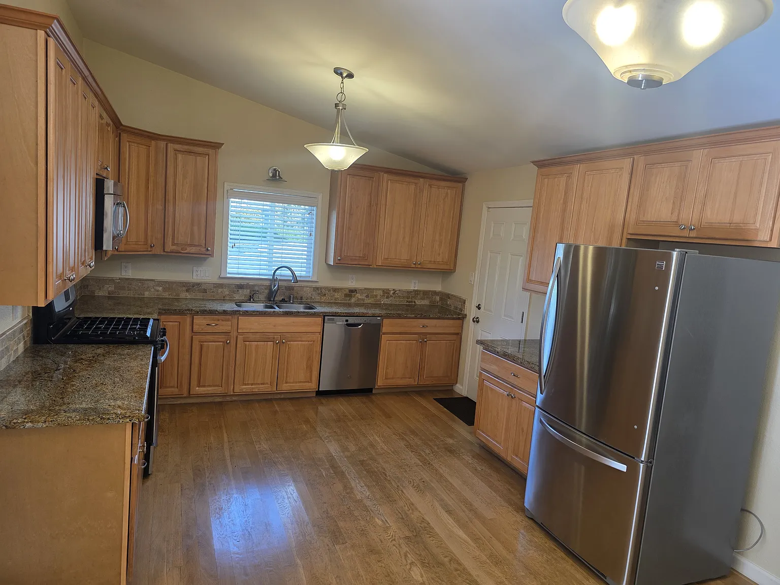 3 bed, 1500 sqft, $3,800 — Photo 2