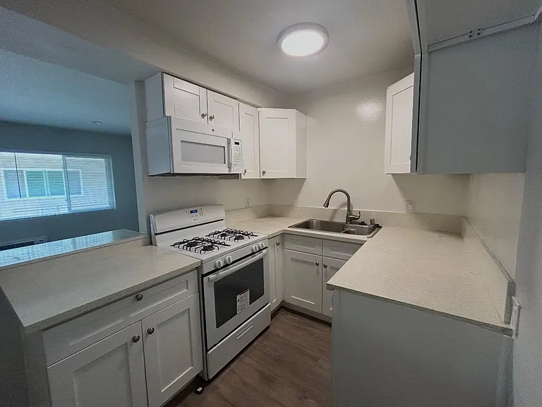 15034 Burbank Blvd — Photo 11
