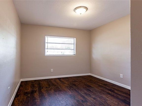 5th image of 1361 Essex Dr