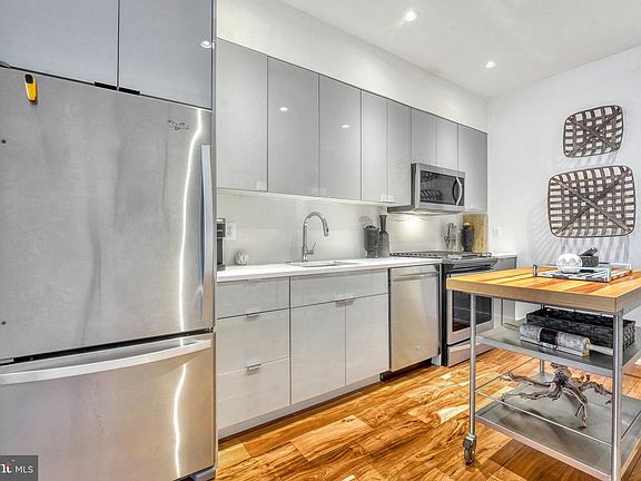 4th image of 904 H St NE #1