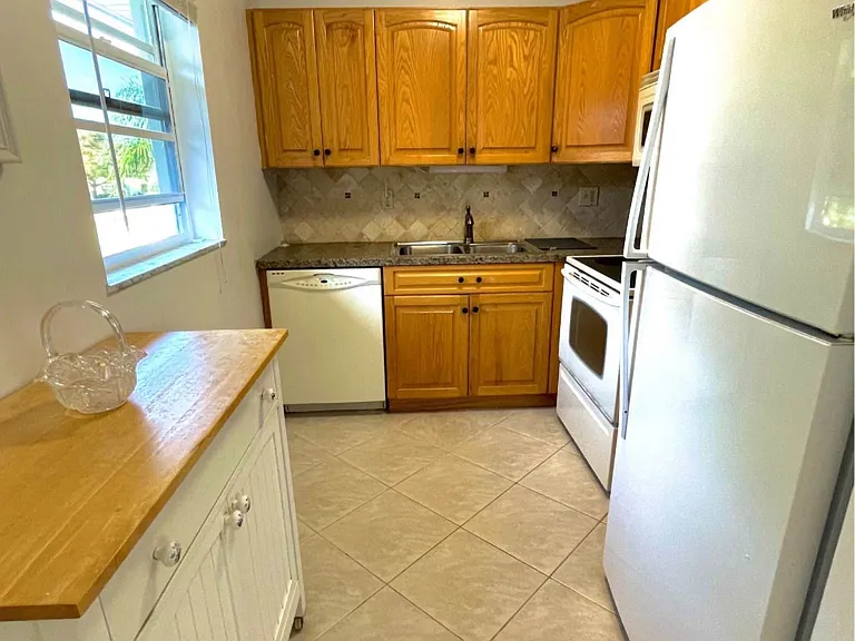 33 Pine Arbor Ln #203 — Photo 6