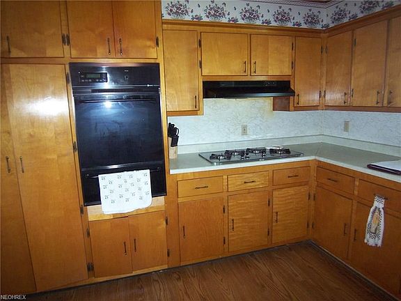 Free gas cook top and oven. Kitchen is approx. 15 x 14