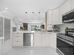 10372 NW 3rd St, Pembroke Pines, FL 33026