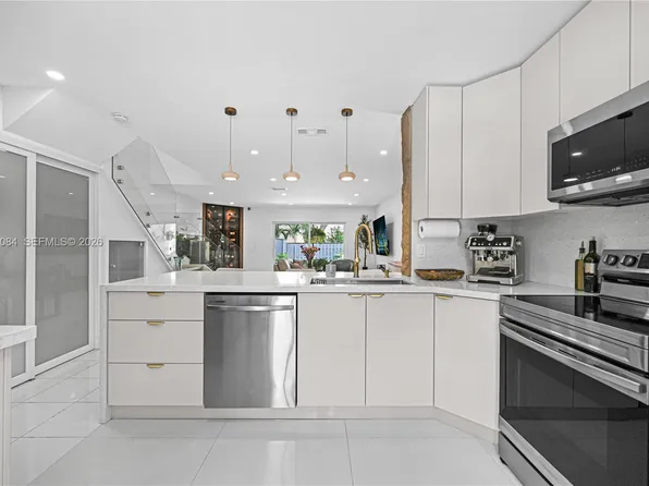 10372 NW 3rd St, Pembroke Pines, FL 33026