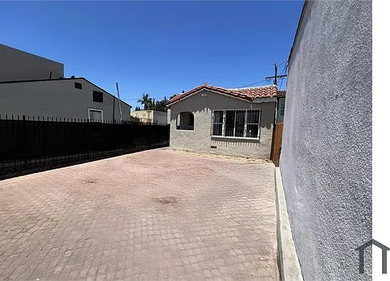 2915 W Florence Ave — Photo 29
