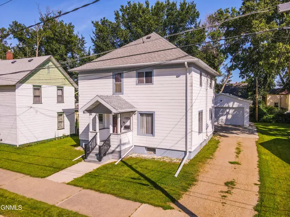 313 4th St SE, Valley City, ND 58072