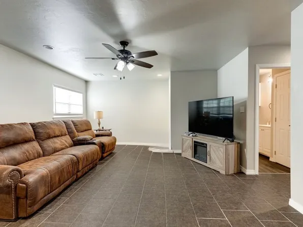 813 Maple St, Ada, OK 74820