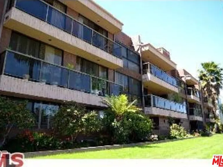 125 N Gale Dr #204 — Photo 1