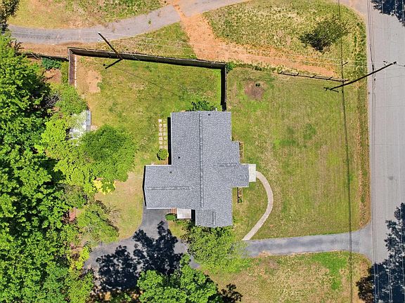 2nd image of 5 Courtney Cir