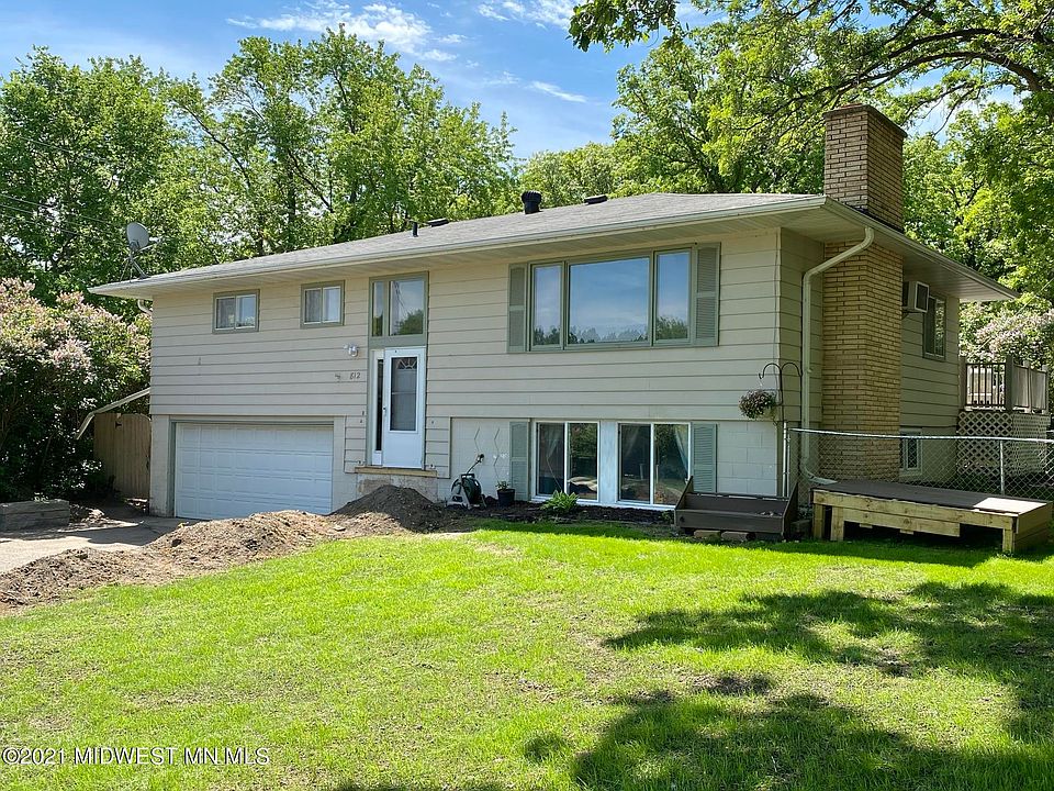 1st image of 812 Pembina Trl