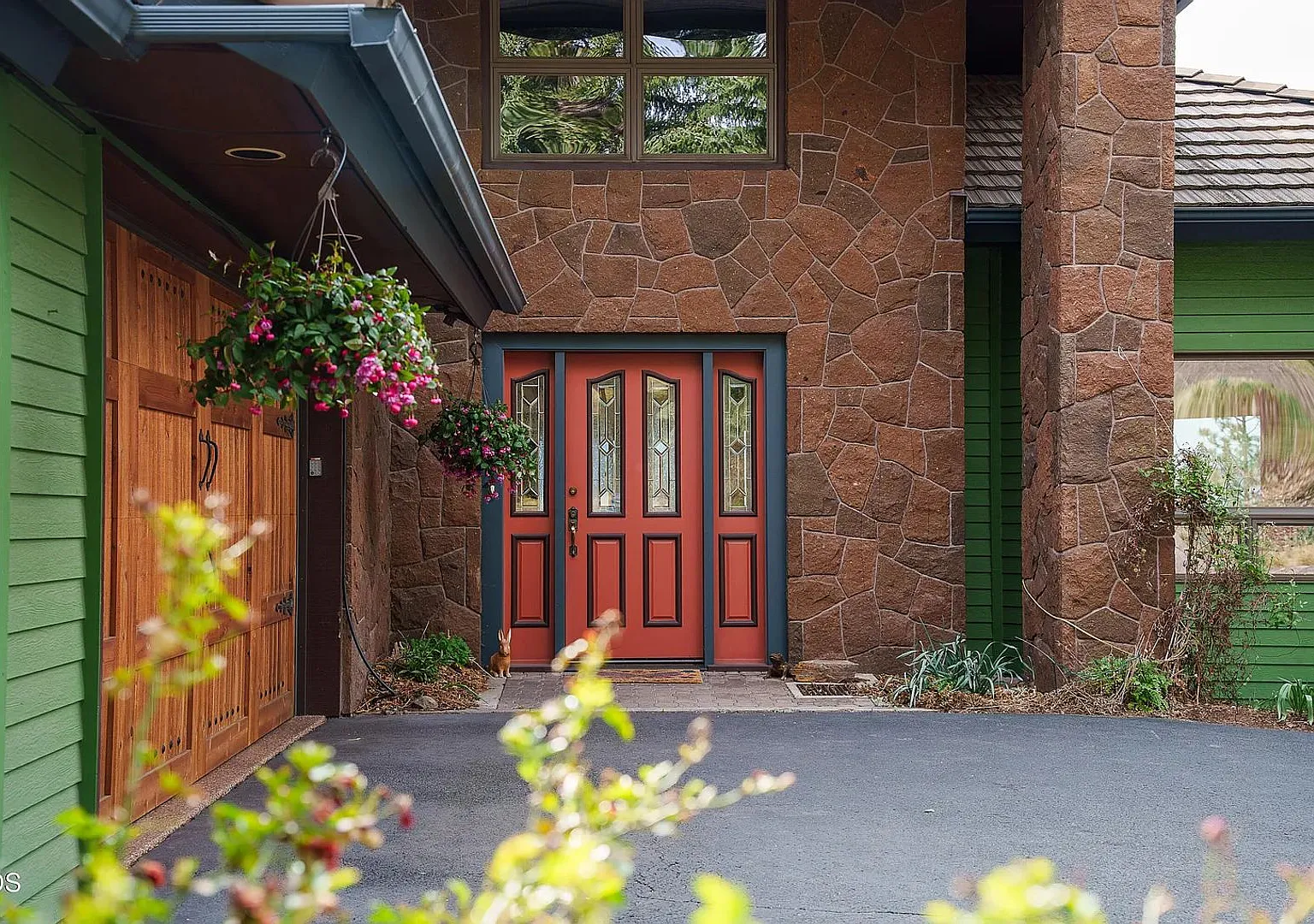 Awbrey Butte Elegance | Private Cascade Mountain Retreat — Photo 2