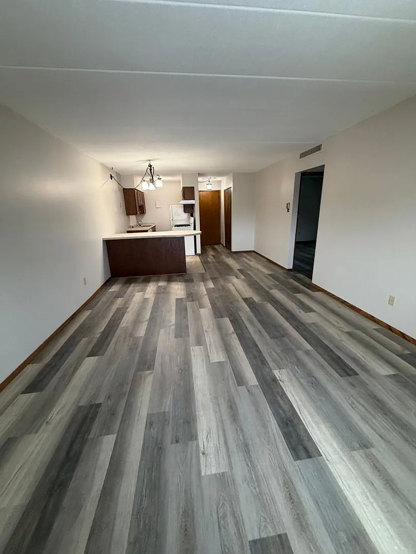Eastwood Manor Apartments — Photo 1