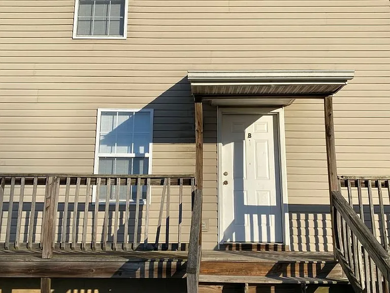 395 Thomas Rd — Photo 1