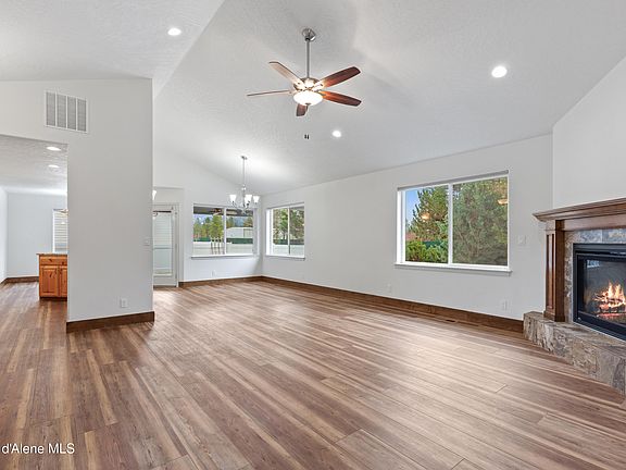 5th image of 645 W Woodlawn Dr