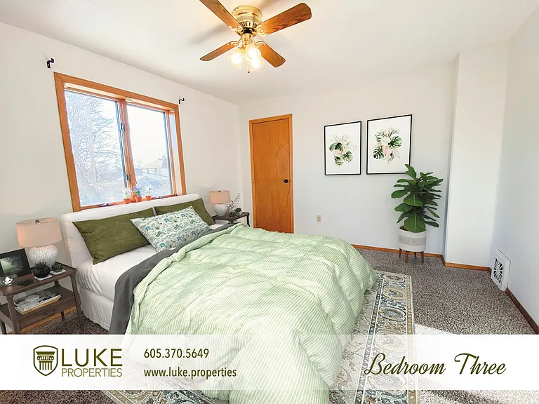 1405 E 8th St — Photo 15