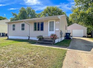 1909 Memorial Dr, Pekin, IL 61554