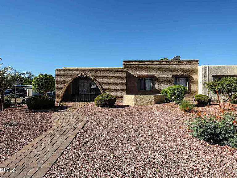 1803 W Maryland Ave — Photo 1