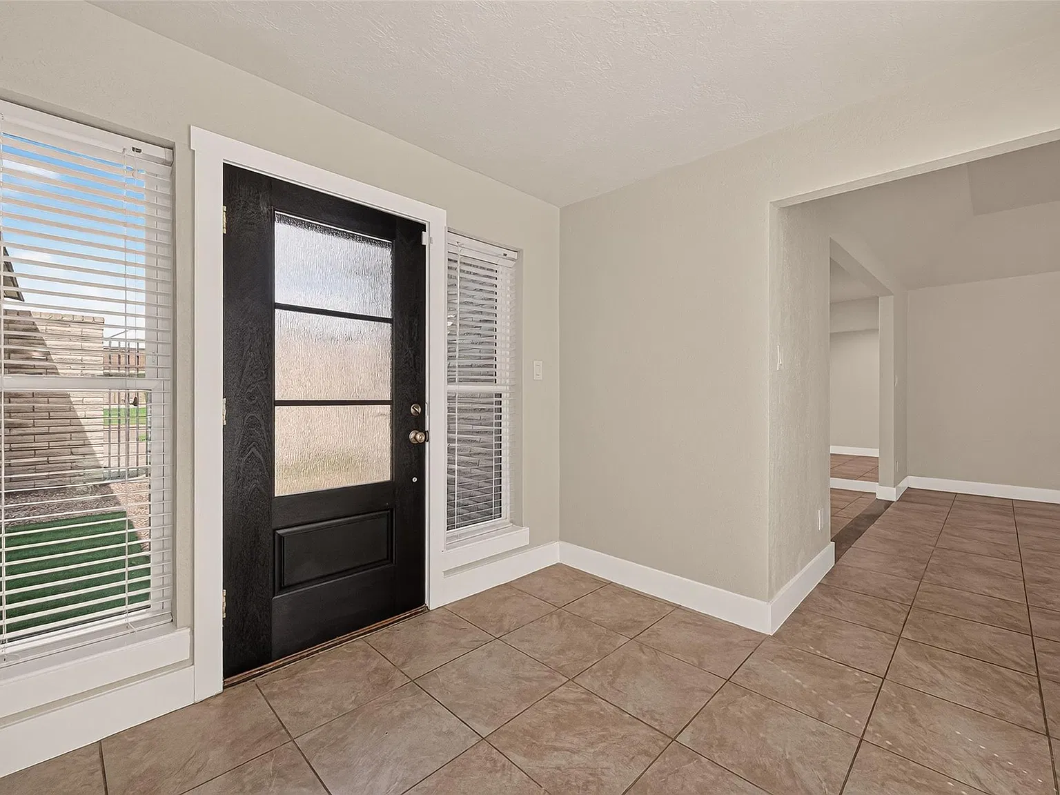 4 bed, 3.0 bath, 2837 sqft, $2,750 — Photo 2