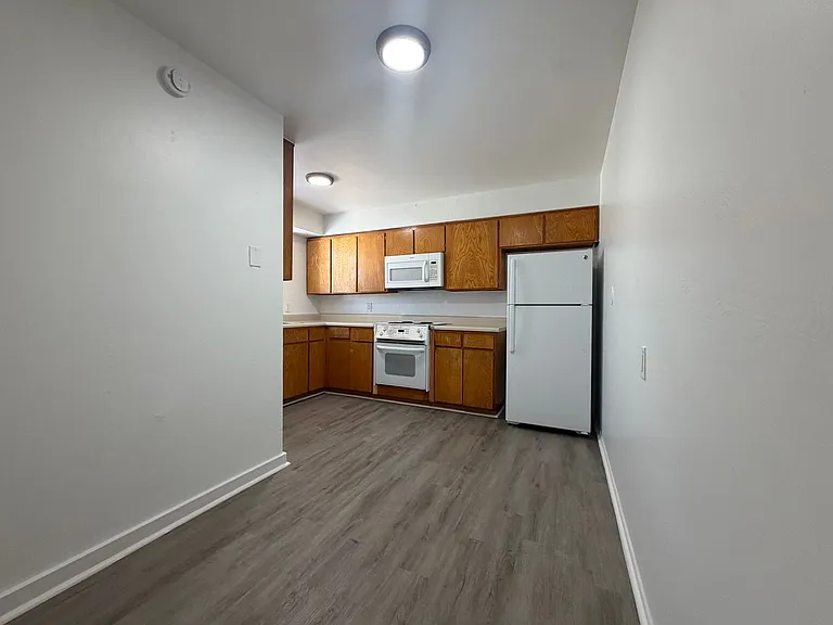 901 E Claremont St — Photo 4