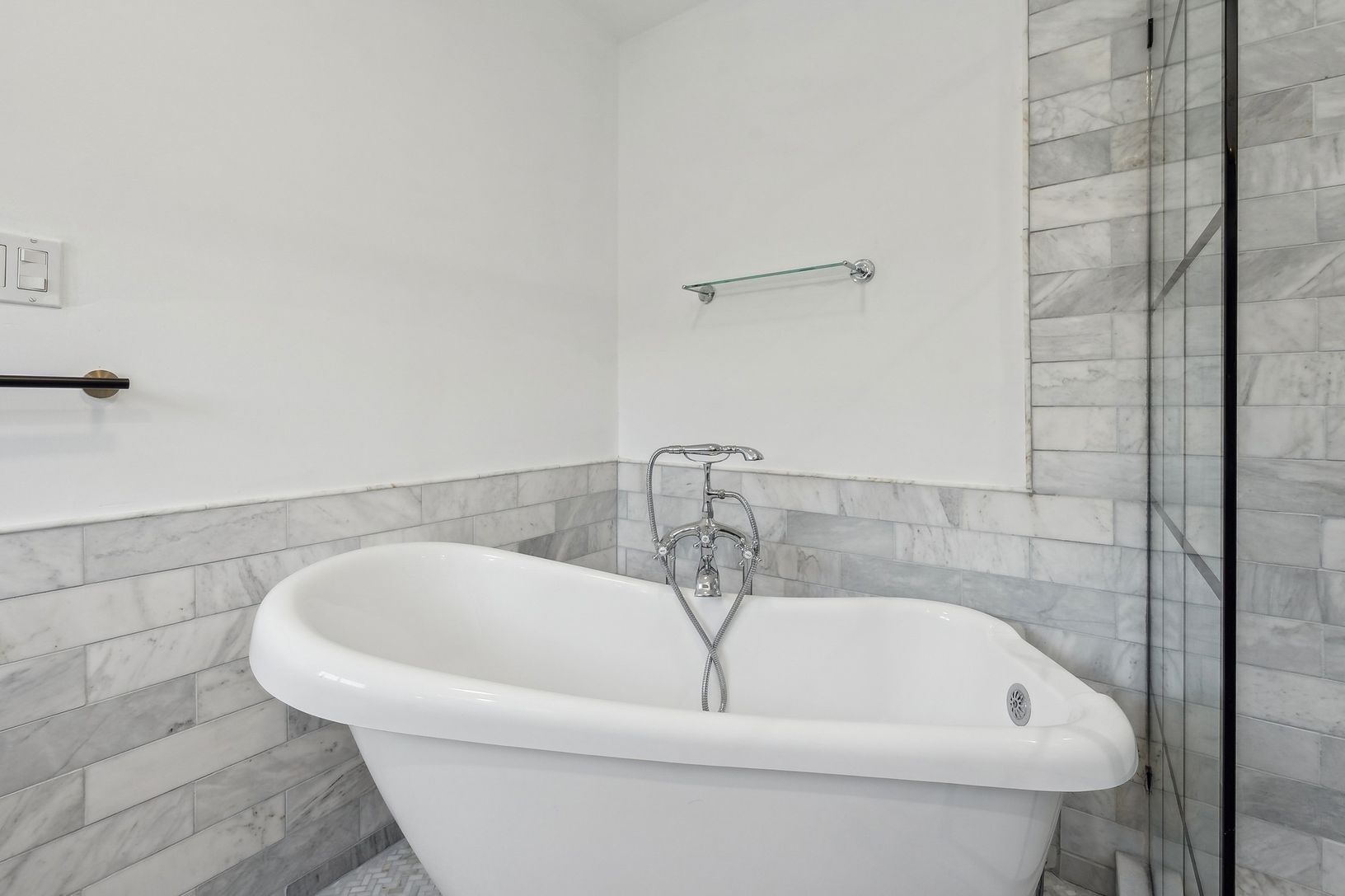  Primary bathtub