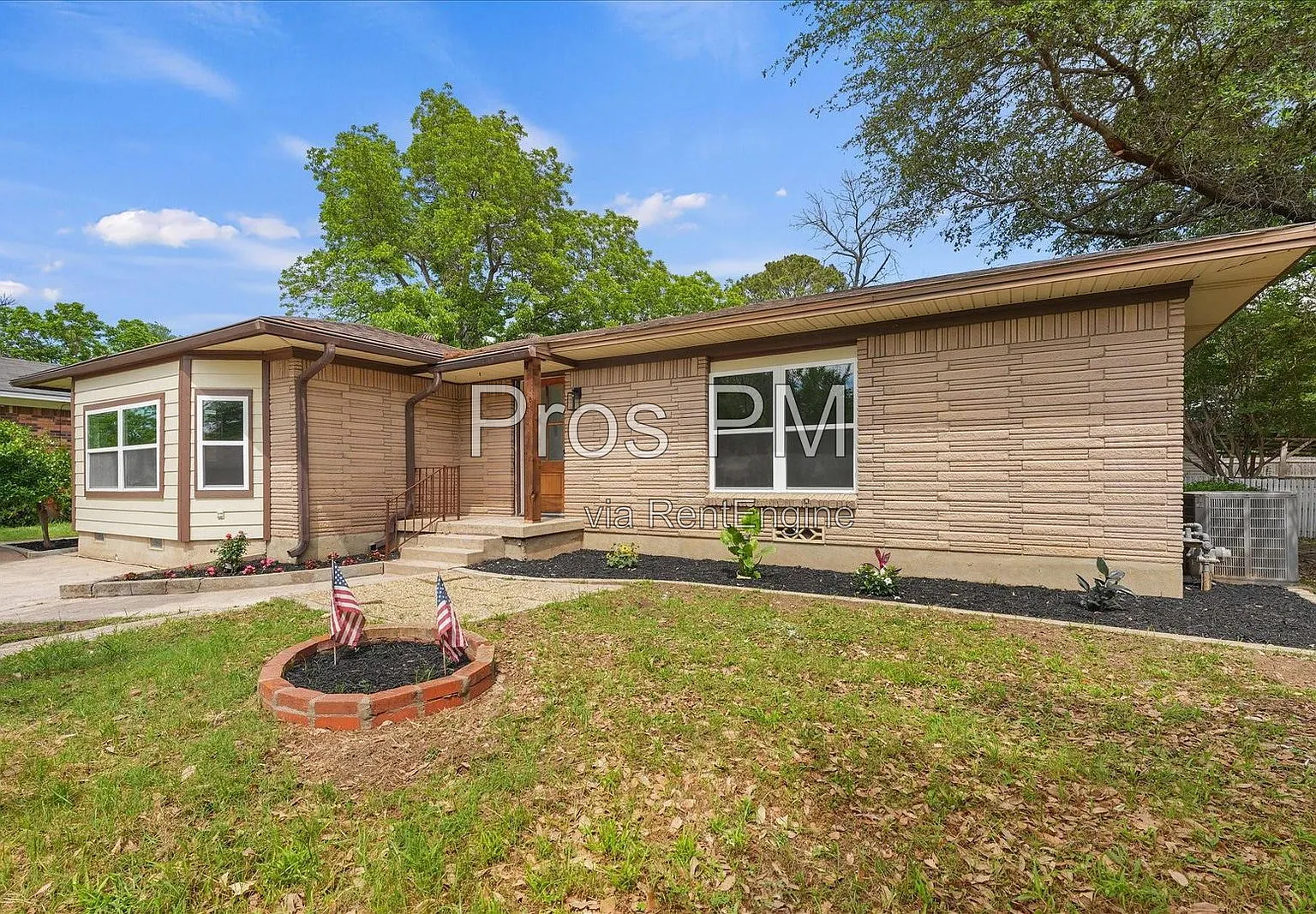 4 bed, 2.0 bath, 2020 sqft, $2,500 — Photo 1