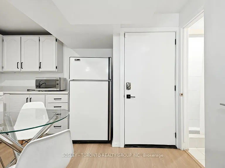 146 Earlscourt Ave #LOWER — Photo 19
