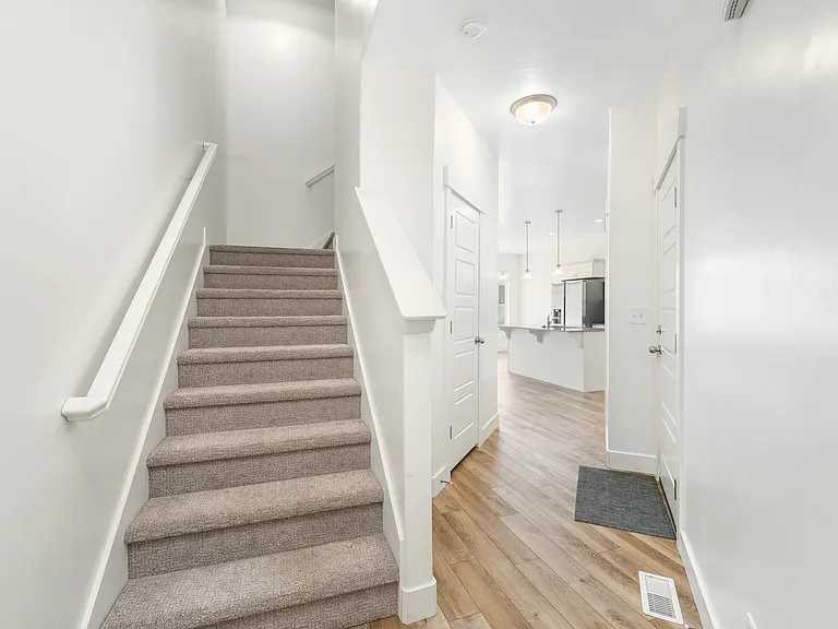 672 N 260 W — Photo 16