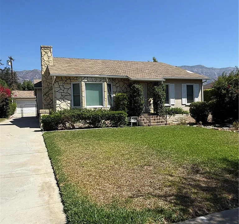 2325 Las Lunas St