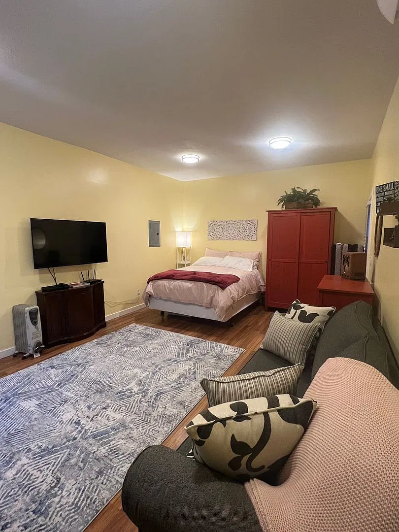 Charming Private Studio ADU with Private Fenced Yard Utilities Included!- Brooklyn Neighborhood — Photo 4