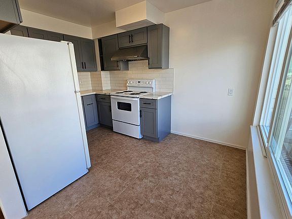 4th image of 3301 Judah St APT 2