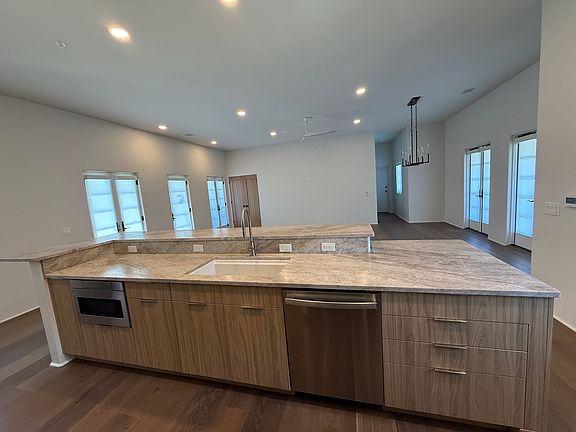 4th image of 301 W Comstock Ave Floor 3