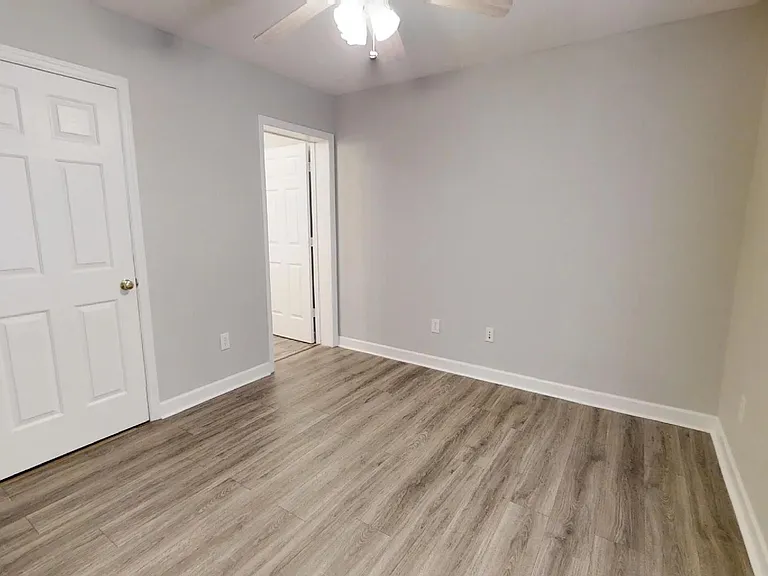 1555 W King St — Photo 47