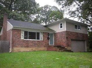 10 Briarwood Dr, Glen Cove, NY 11542