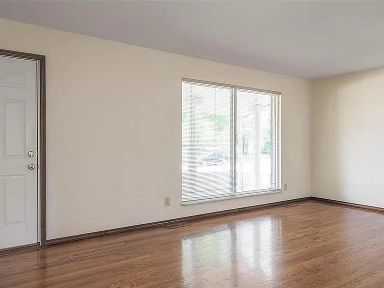826 Judson Manor Dr — Photo 3