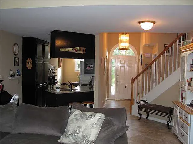 3 bed, 2.5 bath, 1685 sqft, $1,975 — Photo 3