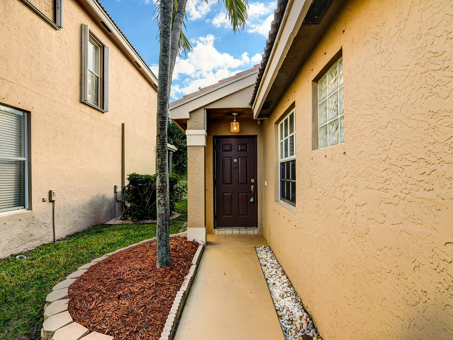 3 bed, 2.0 bath, 1499 sqft, $4,400 — Photo 4