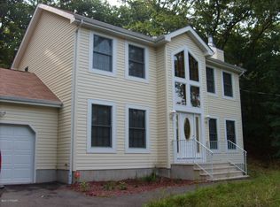 2261 Bellingham Dr, Bushkill, PA 18324