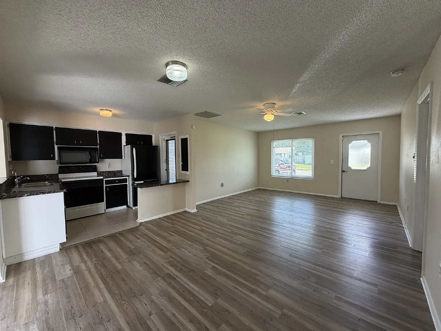 1 bed, 1.0 bath, 909 sqft, $1,100 — Photo 4