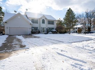 31 Azure Pine Ct, Amherst, NY 14228
