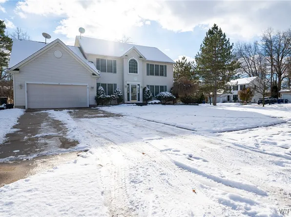 31 Azure Pine Ct, Amherst, NY 14228