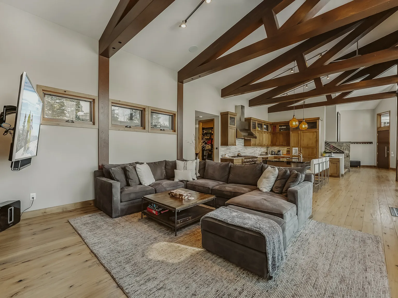5 bed, 4.5 bath, 4138 sqft, $36,000 — Photo 2