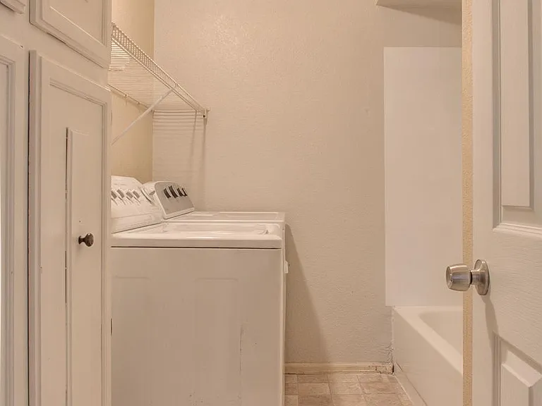 626 N Corona St — Photo 9