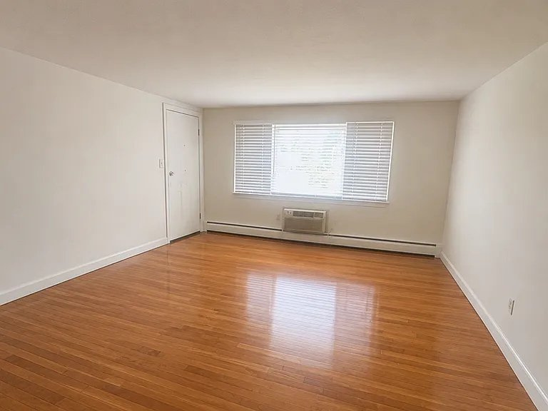 122 W Main St — Photo 4