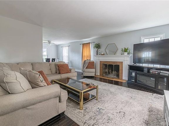 3rd image of 829 Warrington Pl