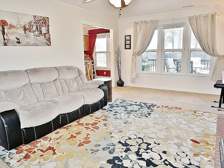 408 Hampshire Pl — Photo 4