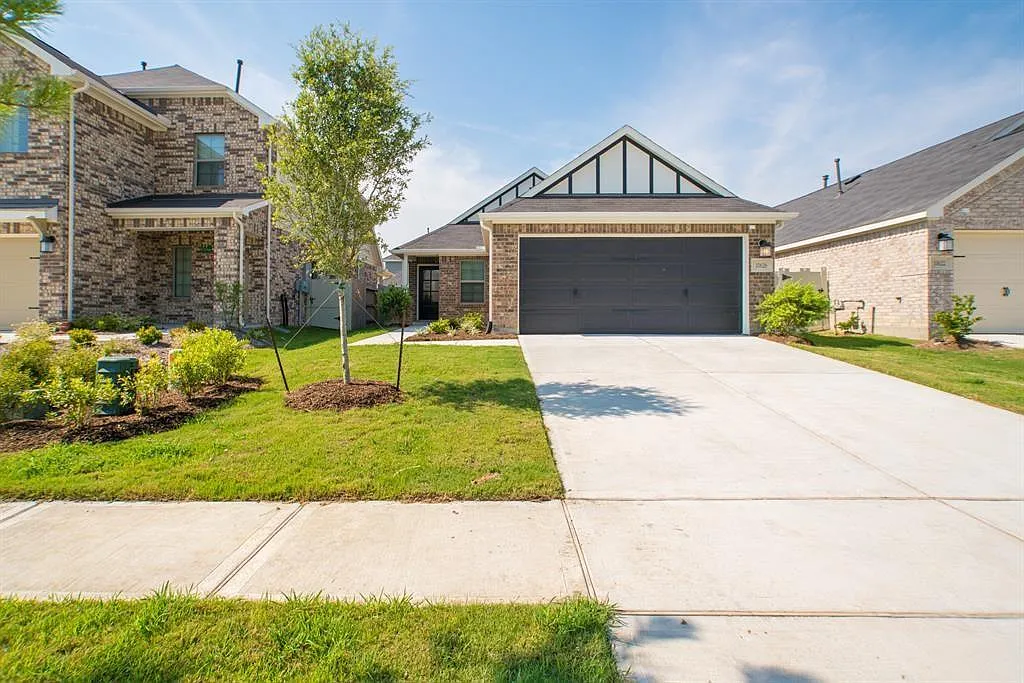 3 bed, 2.0 bath, 1381 sqft, $2,300 — Photo 1