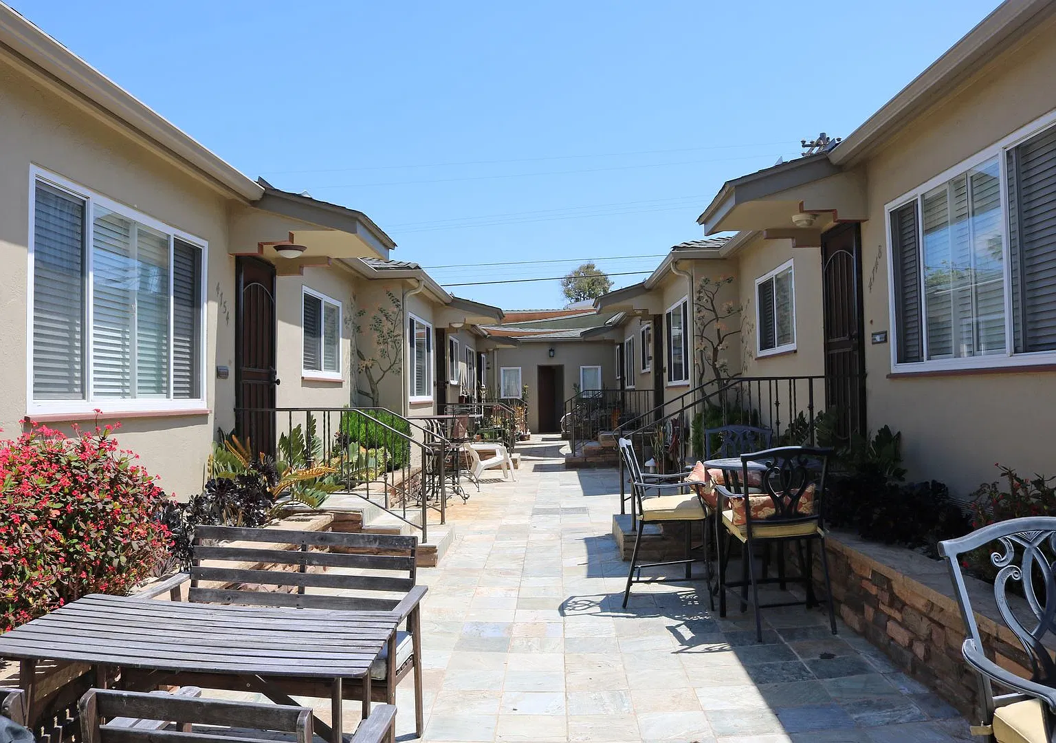 Point Loma Avenue — Photo 1