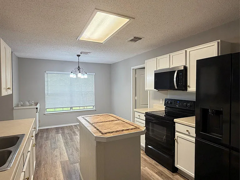 305 Stone Park — Photo 7